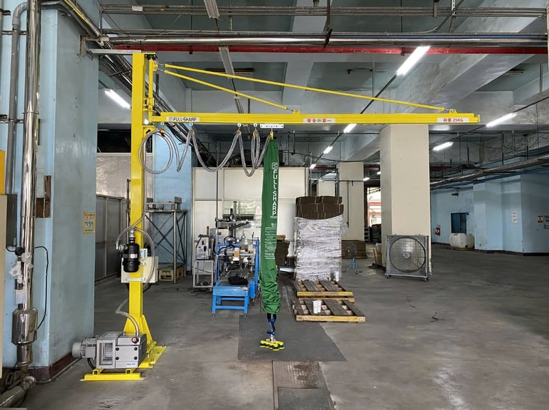 Cầu trục xoay ray 5T tải 200 kg và thiết bị chân không hút thùng giấy