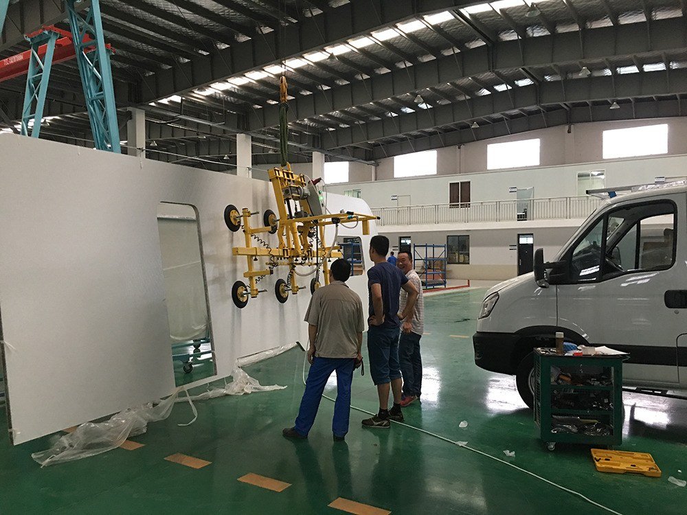 Lật 90° tấm hông thân xe RV