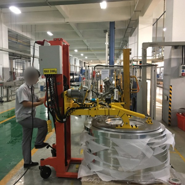 Lắp trên xe nâng, gắp cuộn nhôm đặt nằm trên pallet