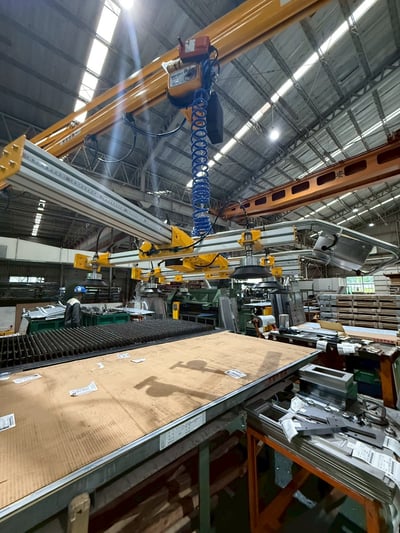 Cầu trục xoay 500 kg hút chân không tấm thép cho máy laser CNC - ảnh 1
