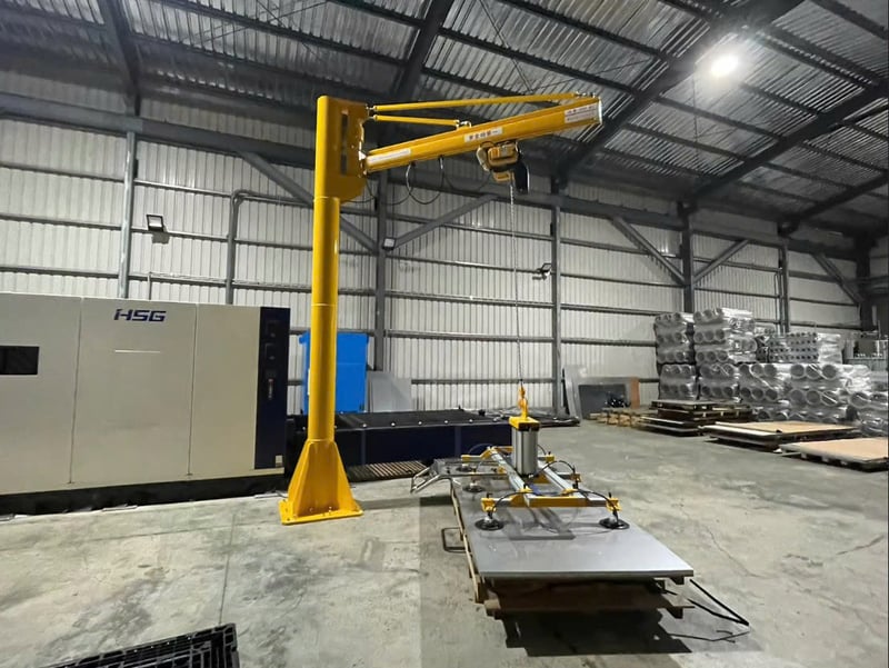 Cầu trục xoay 500kg treo mặt hút chân không dùng cơ