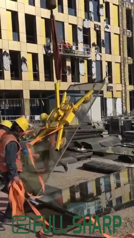 Mặt hút sạc điện hút tấm kính ở công trường xây dựng