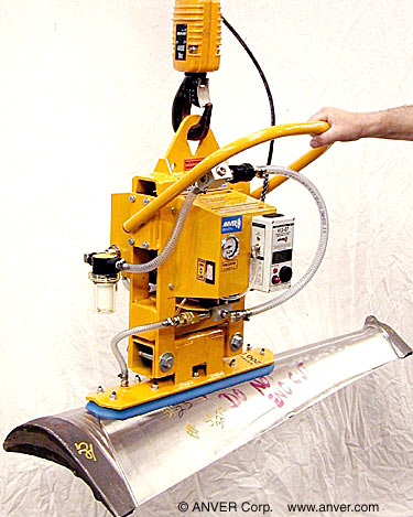 ANVER single pad electric powered lifter with special curved oval pad for lifting curved stainless steel partitions up to 200 lb (91 kg)