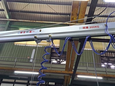 Cầu trục xoay khí nén đế di động và xe kéo điện đưa phôi vào máy CNC - ảnh 7