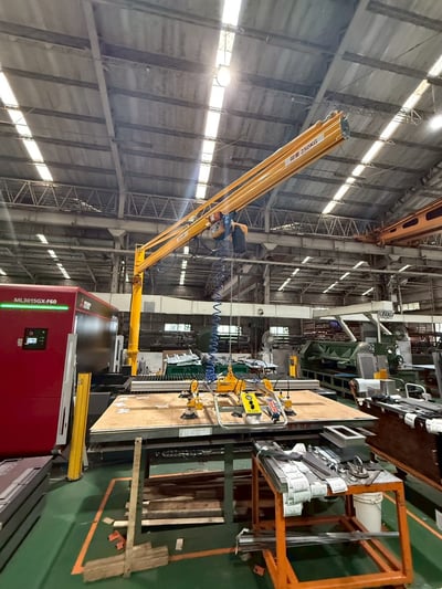 Cầu trục xoay 500 kg hút chân không tấm thép cho máy laser CNC - ảnh 2