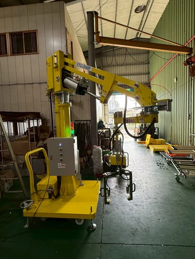 Tay nâng trợ lực PLC kẹp bình hóa chất, hạ siêu chậm - ảnh 1