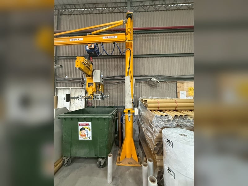 Cầu trục xoay 500kg, pa lăng điện và tool đâm lõi lật cuộn đứng