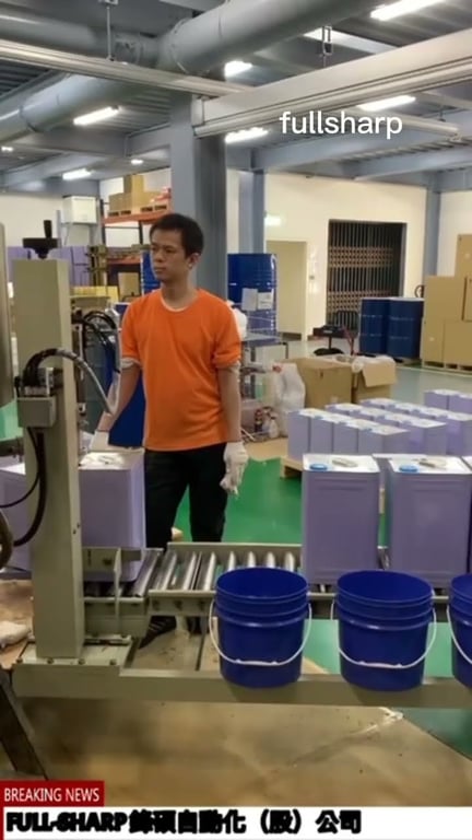 Nâng bốn thùng sơn cùng lúc