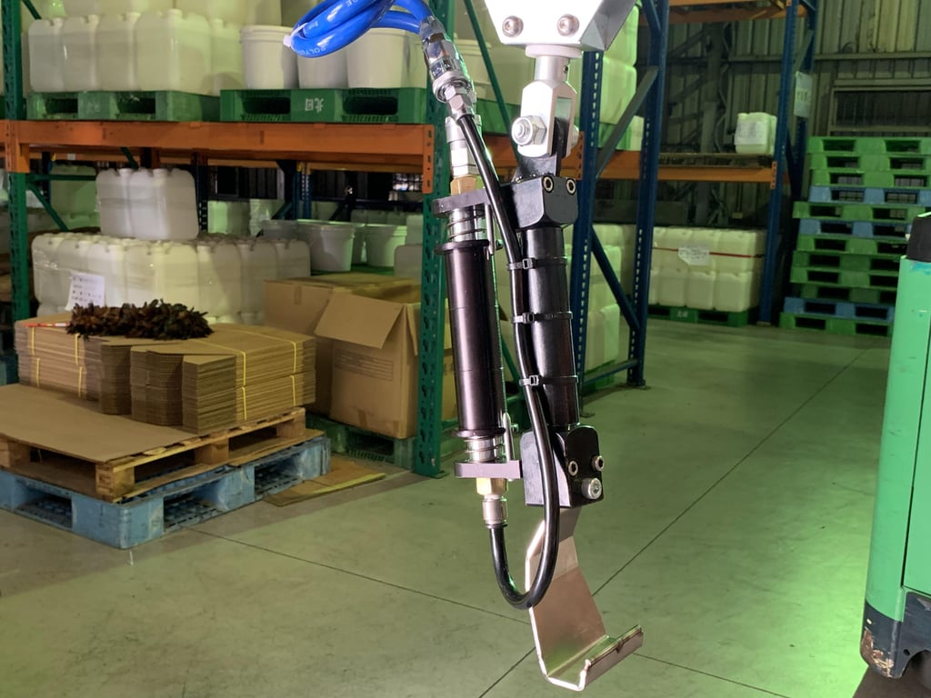Cầu trục xoay khí nén đế di động với móc cân thùng