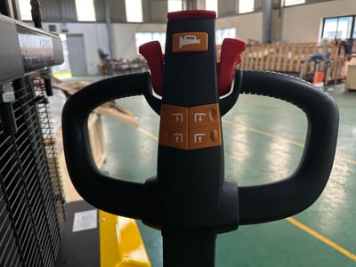 Xe nâng điện chân rộng tải 1 đến 3 tấn cho kho và nhà xưởng - ảnh 40
