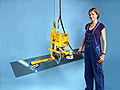 Thiết bị nâng và lật chân không dùng air balancer để thao tác tấm kính và cánh cửa