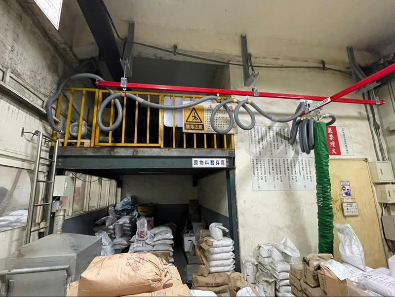 Thanh ray thép 200 kg và ống hút chân không FullSharp hút bao