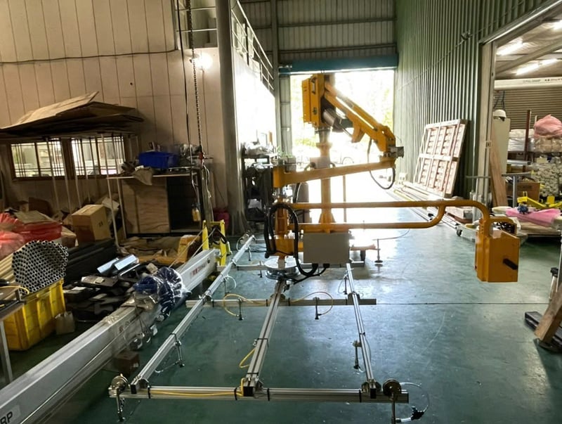 Tay nâng trợ lực hút tấm chạy khí nén có cảnh báo an toàn