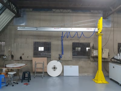 Cầu trục xoay khí nén tay cầm cảm ứng lực cho ván SUP - ảnh 1