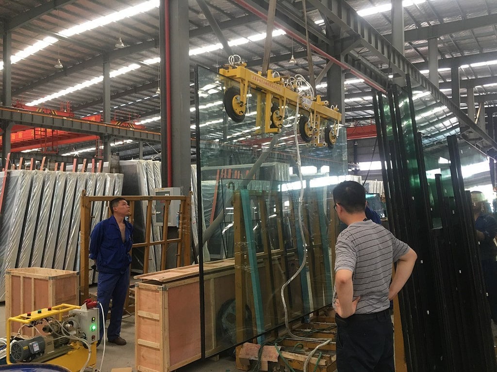 Vertical handling with a double-sided clamp
