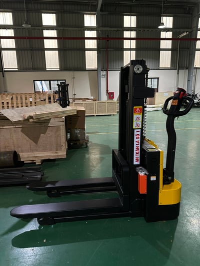 Xe nâng điện chân rộng tải 1 đến 3 tấn cho kho và nhà xưởng - ảnh 4