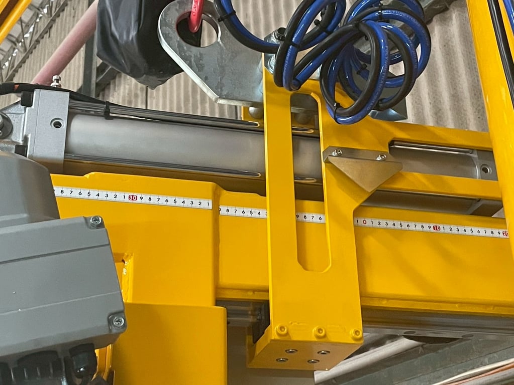 Cầu trục xoay 500 kg với pa lăng 500 kg nâng cuộn nguyên liệu