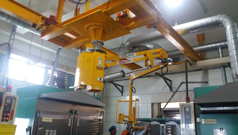 Tay nâng trợ lực khí nén trượt trên dầm H trong nhà máy