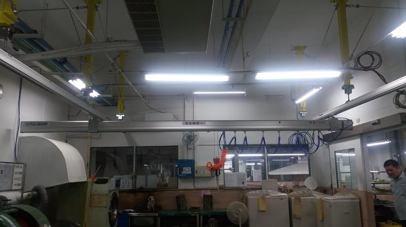Cầu trục khí nén treo thanh ray nhôm, tay cầm cảm ứng lực