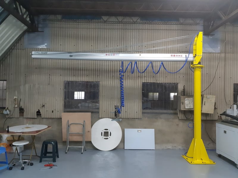 Cầu trục xoay khí nén tay cầm cảm ứng lực cho ván SUP