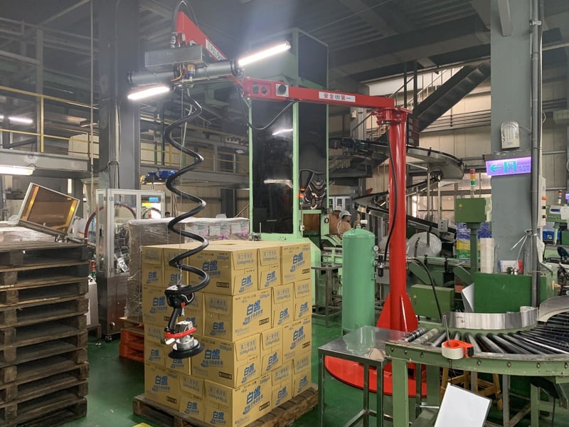 Cầu trục xoay khớp nối đế di động và Lifts All nâng thùng giấy