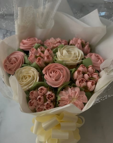 Buttercream Flower Cupcake Bouquet Class: Pipe and Arrange - Gallery image