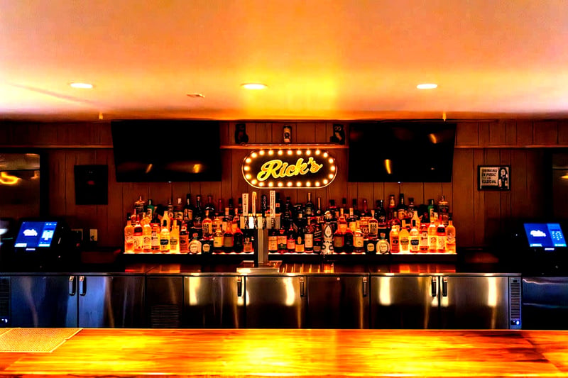 Inviting Bar & Lounge for Celebrations in Marina - Featured image