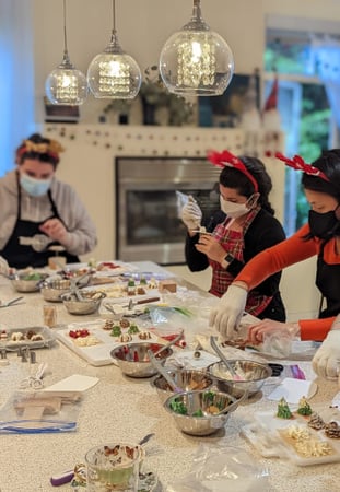 Buttercream Cupcake Decorating Workshop: Roses, Daisies/Scabiosa - Team Building in San Francisco - Featured image