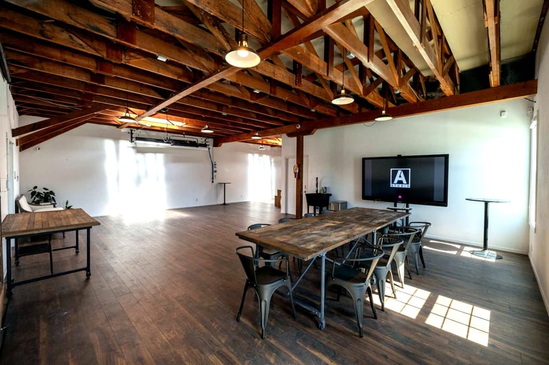 Rustic Photo Studio with Sound System for Up to 10 Guests - Gallery image