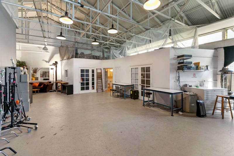 Urban and Industrial Photo Studio for 30 Guests, 750 Sq Ft - Gallery image