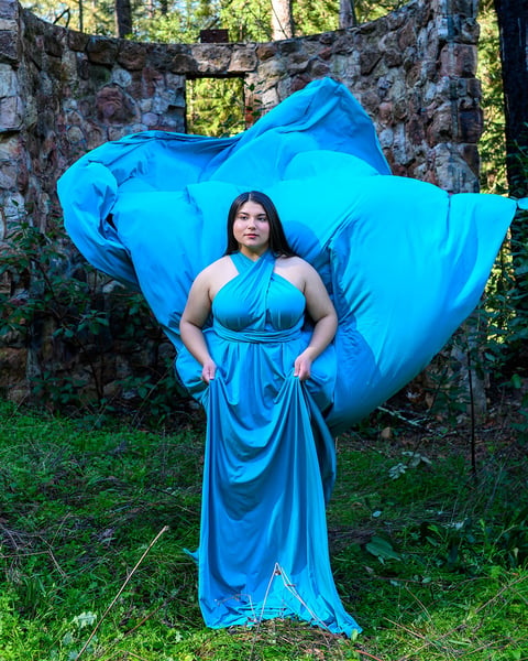 Flying Dress Photo Shoot with Silk Gowns and a Dress Assistant – Experiences – photo 3