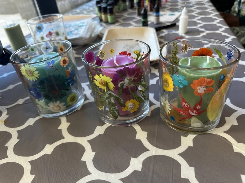 Botanical Candle Making Class: Pour a Soy Candle With Flowers - Featured image