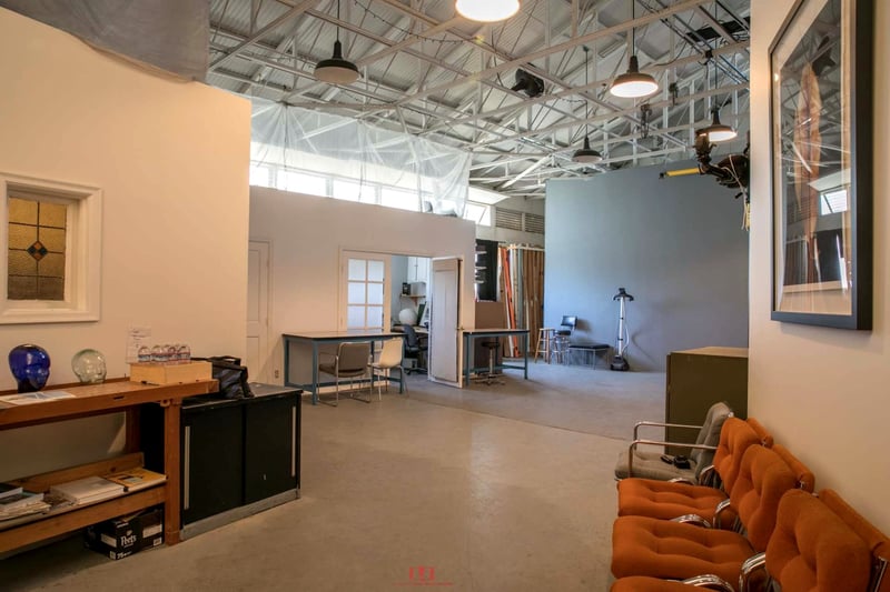 Urban and Industrial Photo Studio for 30 Guests, 750 Sq Ft - Gallery image