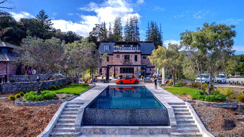 Spacious Waterfront Estate for Special Occasions - Gallery image