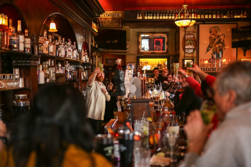 Private Group Cocktail Class: Mix a Classic Cocktail and a Sour – Experiences