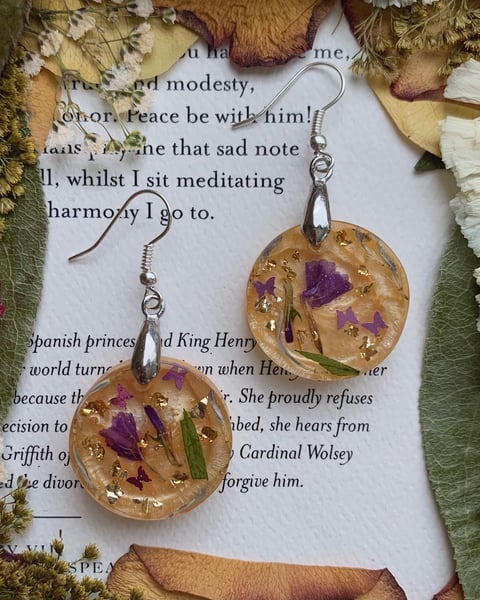 Floral Resin Jewelry Workshop: Earrings, Pendants, Keychains - Gallery image