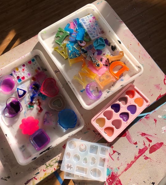 Resin Art Workshop: UV Resin Jewelry, Keychains and Pendants - Featured image