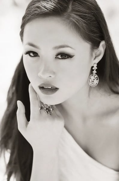 A la Carte Bridal Wedding Makeup Application by an Artist - Gallery image