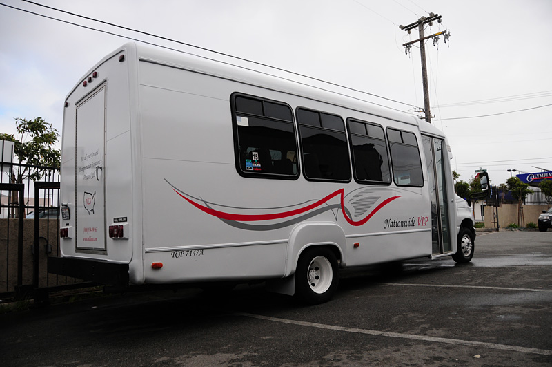 16 Passenger Limo Bus Luxury Rental for Weddings, Proms & Parties - Gallery image