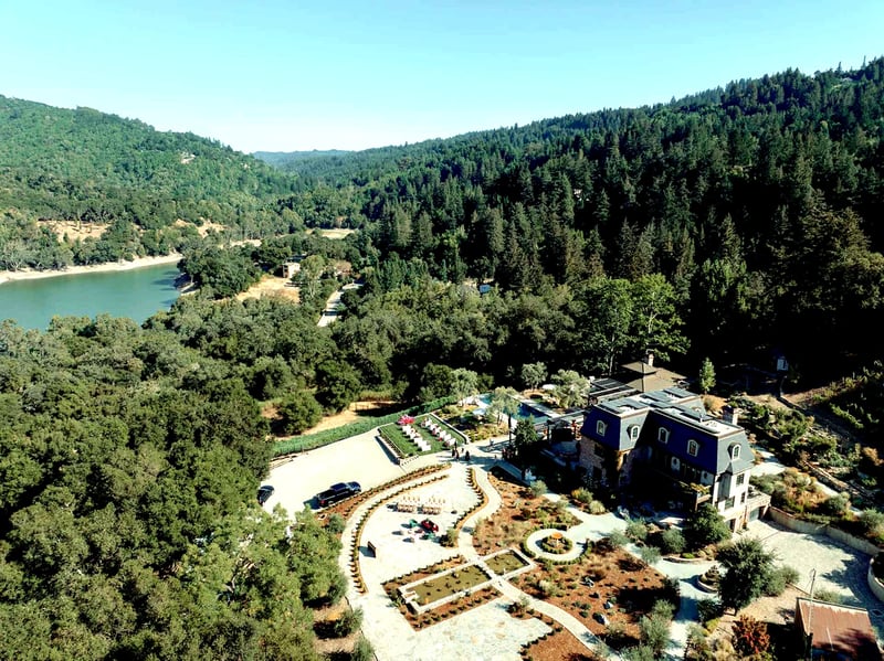Spacious Waterfront Estate for Special Occasions - Gallery image