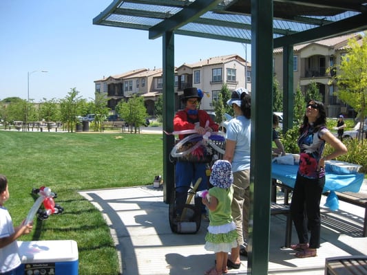 Balloon Twister for Birthday Parties: Deluxe 90-Minute Package - Gallery image