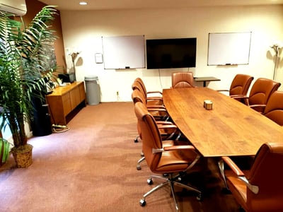 Conference Room with Projector and TV Monitors for 5 Guests