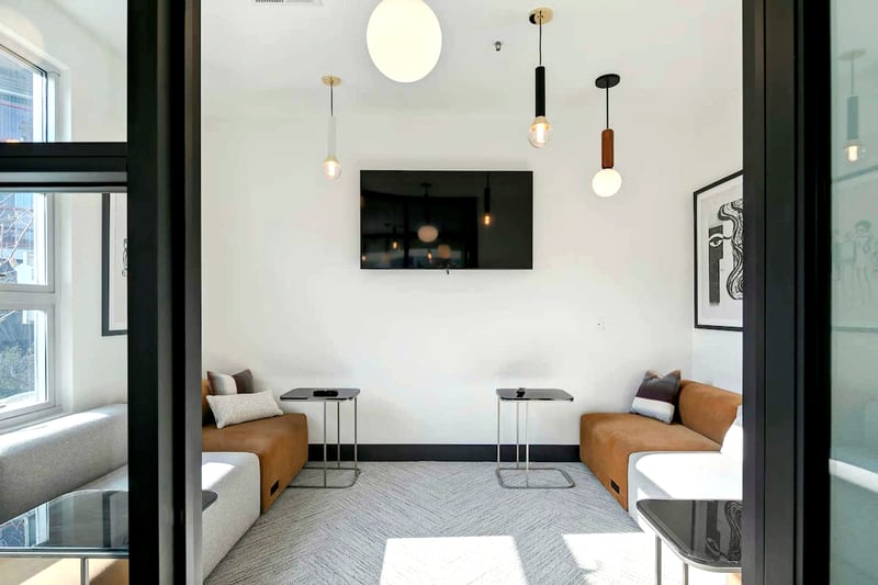 Handsome Meeting Room for Gatherings - Gallery image