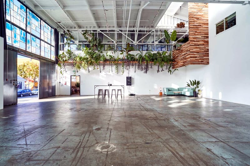 Photo Studio with High Ceilings for Events - Gallery image