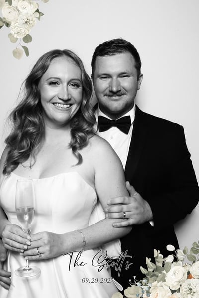 DSLR Wedding Photo Booth: Prints and Instant Digital Sharing - Gallery image