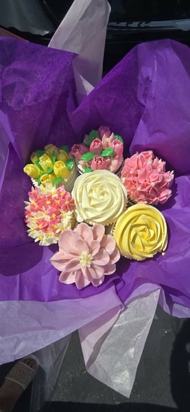 Buttercream Flower Cupcake Bouquet Class: Pipe and Arrange - Gallery image