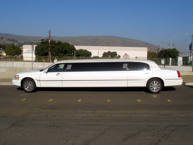 8 Passenger Stretch Limousine Luxury Rental for Weddings & Events - Featured image