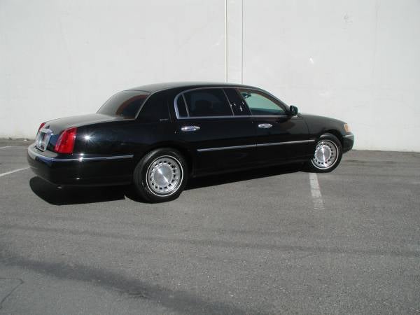Lincoln Town Car Luxury Rental for Weddings, Parties & Nights Out - Gallery image