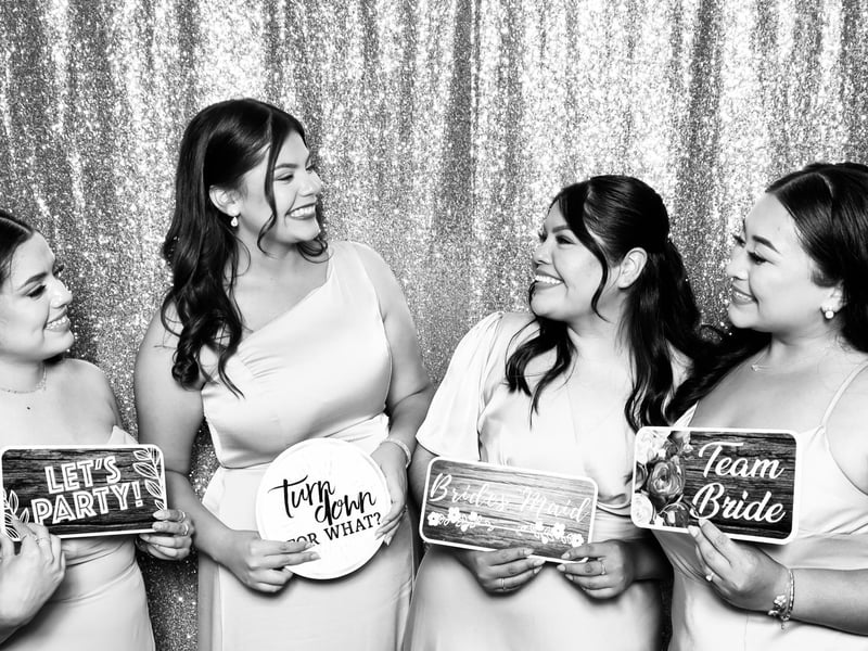 DSLR Wedding Photo Booth: Prints and Instant Digital Sharing - Gallery image