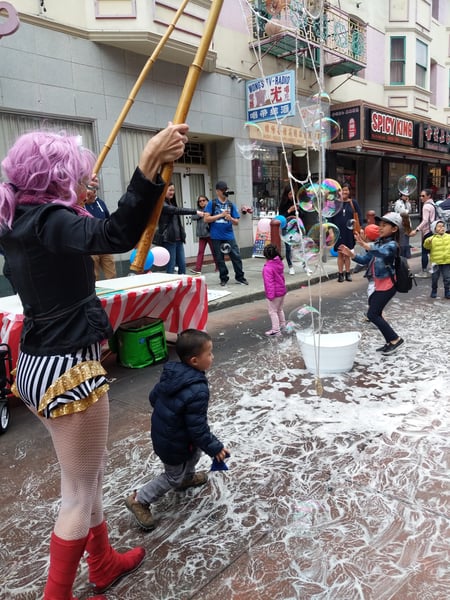 Giant Bubble Show for Kids Birthday Parties and Family Festivals - Gallery image